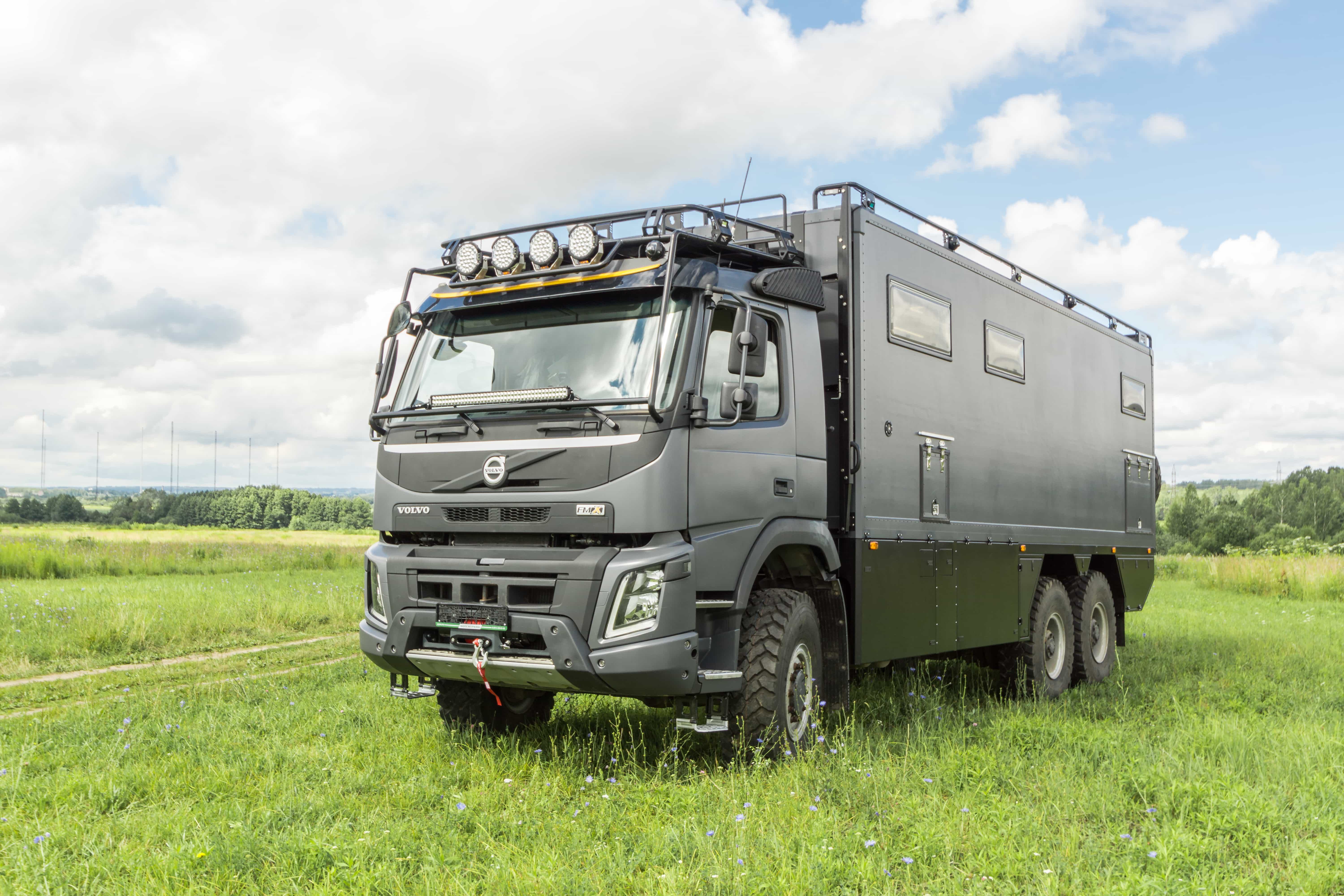 Volvo Trucks Россия on Instagram: “Volvo FMX 6x6 с односкатной ошиновкой и  алюминиевой надстройкой Alucar. Repost: @jyfa_official #v…